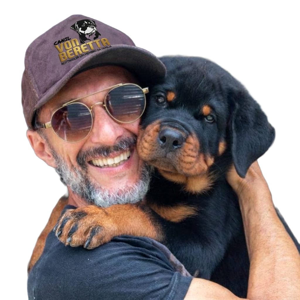 Beretta, do Canil Von Beretta, no colo com um filhote de Rottweiler