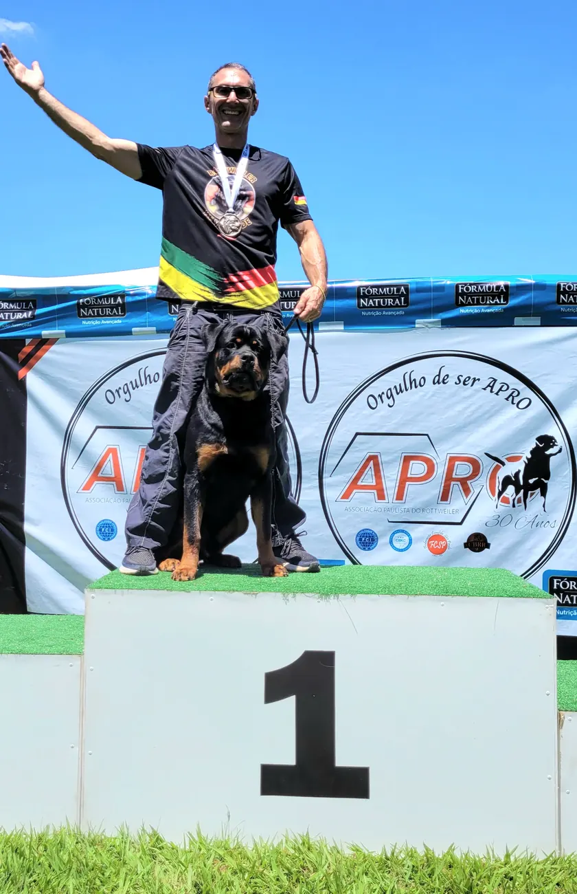 Beretta e o Rottweiler Von Beretta no pódio de primeiro lugar em exposição da APRO