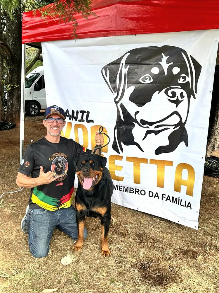 Beretta com Rottweiler diante do banner do Canil Von Beretta