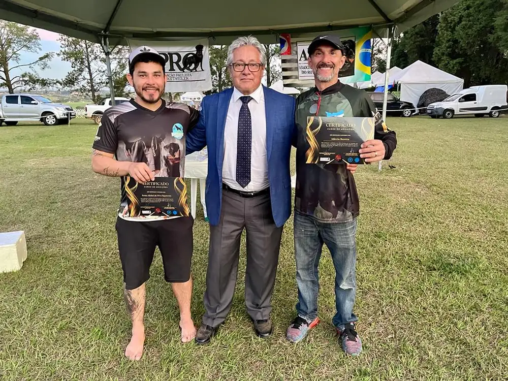 Premiação com troféus ao lado do juiz da exposição